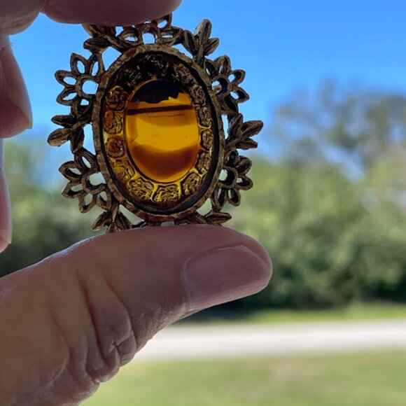 Vintage Gold Tone Root Beer Glass Victorian Style Brooch Filigree Dimensional - Picture 2 of 10